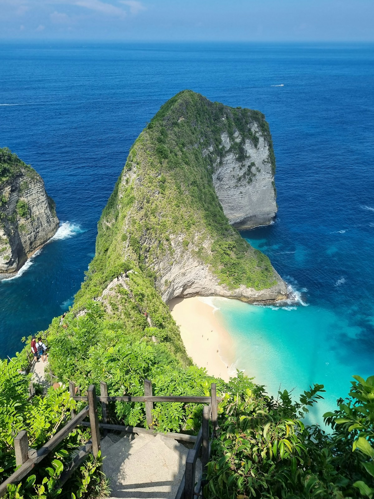 Kelingking Beach cliff with turquoise water, Nusa Penida, Bali, Indonesia