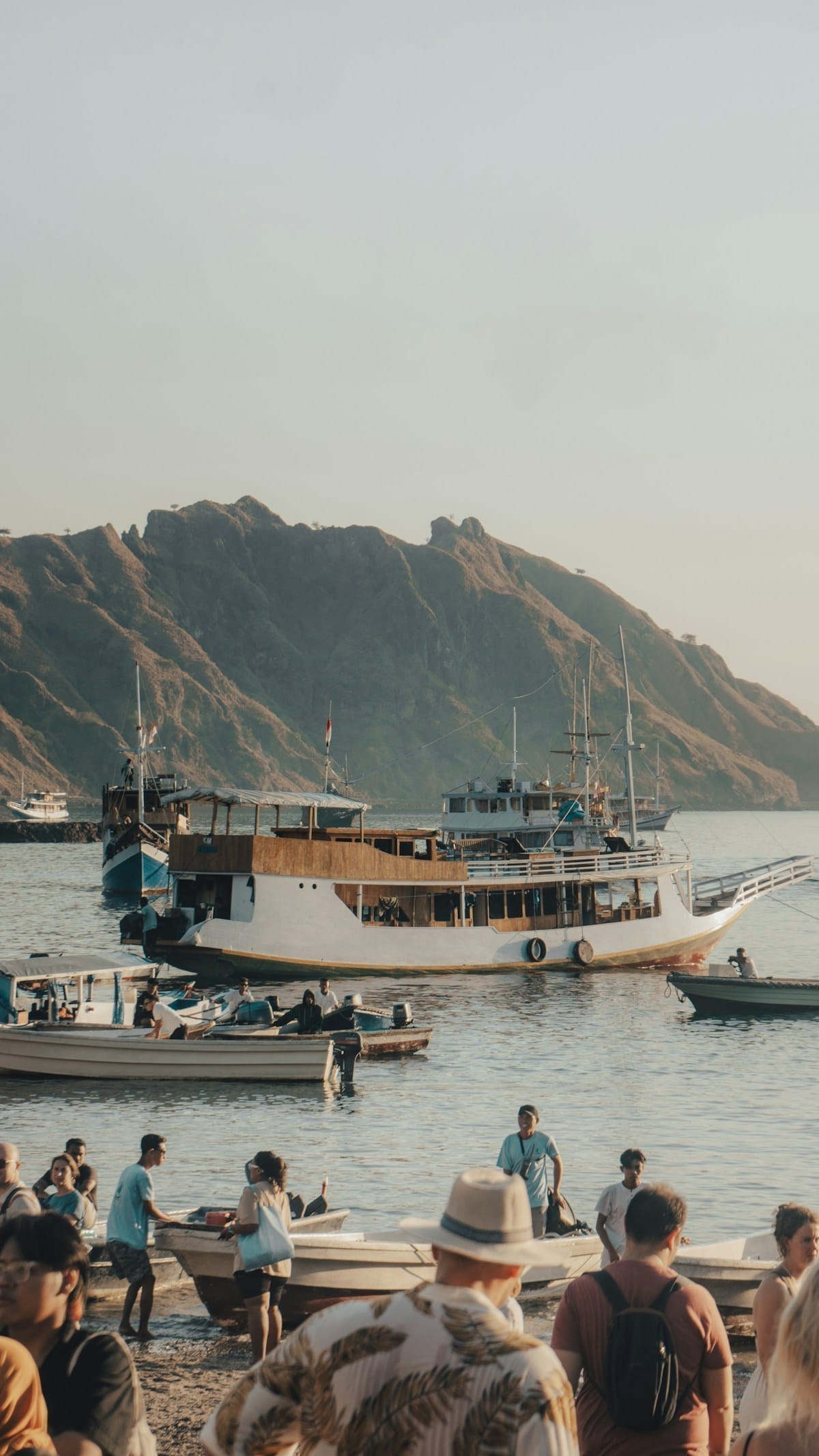 Holzboot im Komodo Nationalpark mit Inselkulisse
